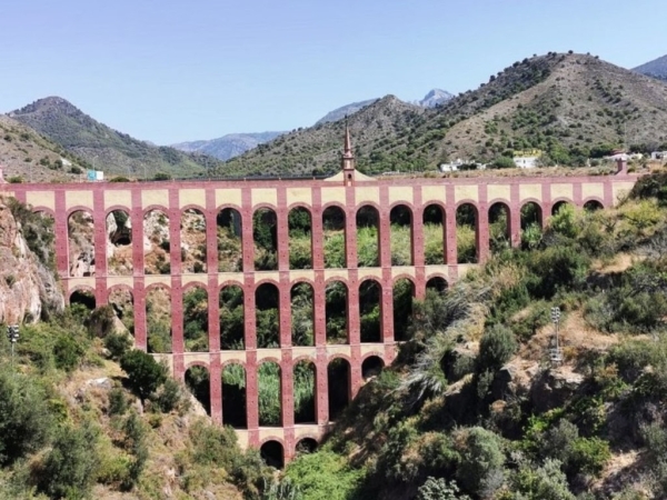 Zdjęcie z Hiszpanii - od strony pobliskiej jaskini La Cueva de Nerja - wygląda imponująco