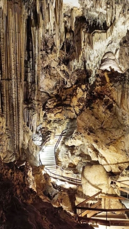 Zdjęcie z Hiszpanii - jaskinia jak jaskinia- piekna, z mnóstwem stalaktytów i stalagmitów ale TA jaskinia skrywa