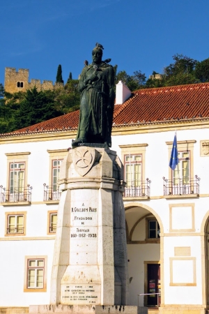 Zdjęcie z Portugalii - w centralnym miejscu placu stoi pomnik Guldima Paisa, Wielkiego Mistrza zakonu Templariuszy i jedno-