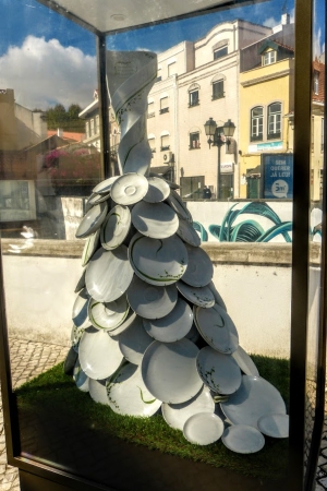 Zdjęcie z Portugalii - ceramiczna suknia z talerzy:)) 