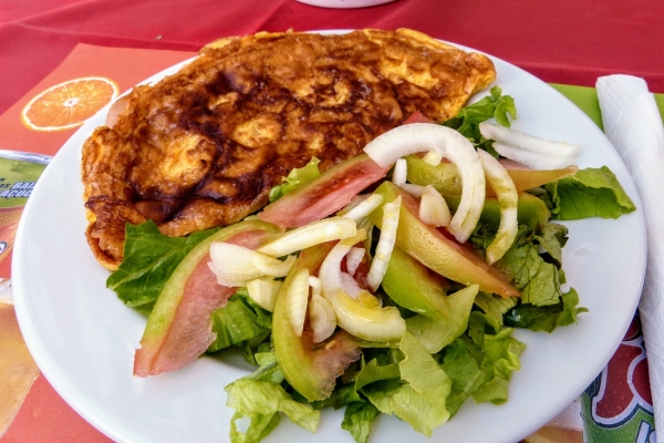 Zdjęcie z Portugalii - przerwa na jedzonko:) mój "omelete com bacalhau picado" -omlet jajeczny z kawałkami 