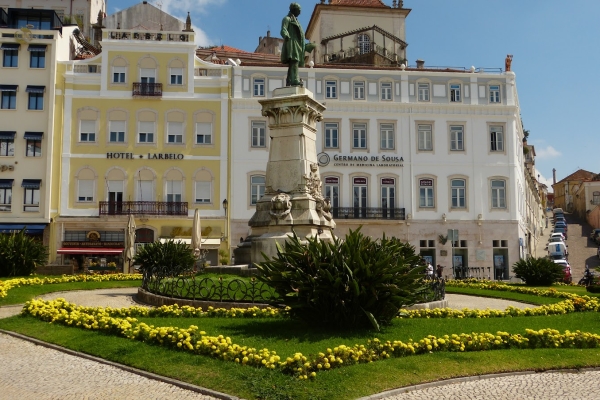 Zdjęcie z Portugalii - plac Largo de Portagem w historycznej średniowiecznej dzielnicy w dolnej Coimbrze