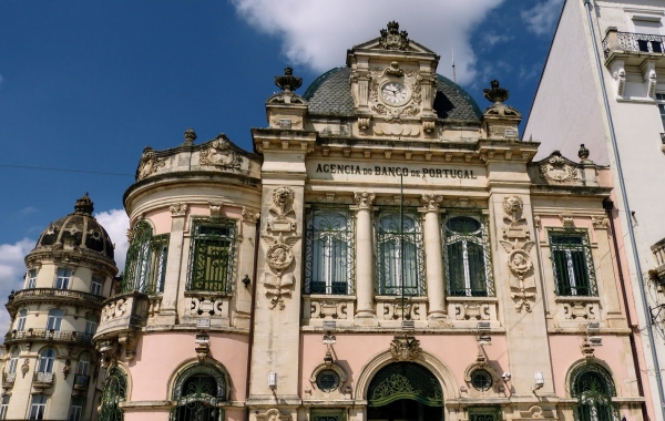 Zdjęcie z Portugalii - wokół placu stoją piękne, barokowe kamienice... tu urocza siedziba Banku Portugalskiego