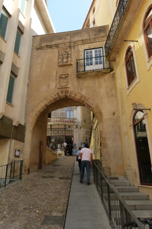 Zdjęcie z Portugalii - Coimbra posiada Dolne i Górne miasto, zatem powolna wspinaczka na wzgórze  prowadząca do Górnej 