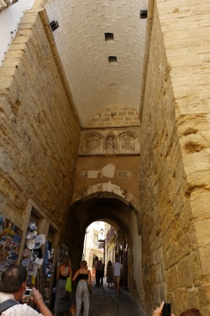 Zdjęcie z Portugalii - dochodzimy do Arco Almedina - starej Bramy Miejskiej prowadzącej do Górnego Miasta