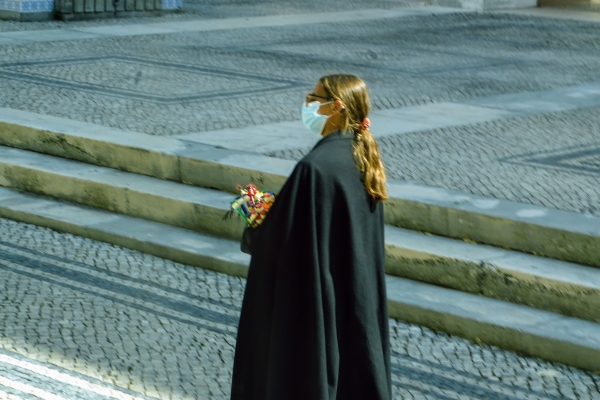 Zdjęcie z Portugalii - coimbryjska studnentka w typowej todze uniwersyteckiej, tzw: traje academico