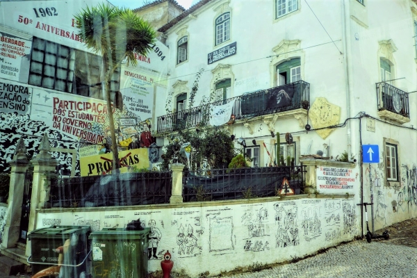 Zdjęcie z Portugalii - tutaj tzw. republica - czyli coś co jest studencką stancją wymalowaną po brzegi graffiti , co może