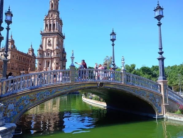 Zdjęcie z Hiszpanii - jedne z uroczych mostków ozdobionych andaluzyjską ceramiką