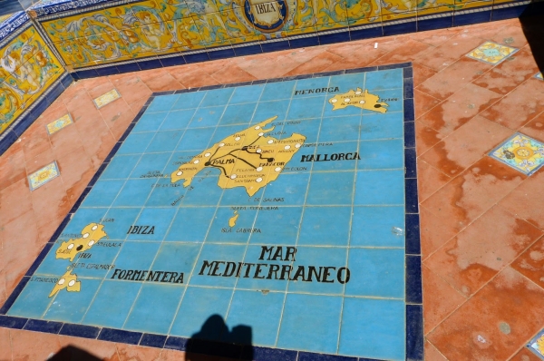 Zdjęcie z Hiszpanii - za pomocą płytek azulejos ułożono tu mapy wszystkich prowincji Hiszpanii łącznie z wyspami :