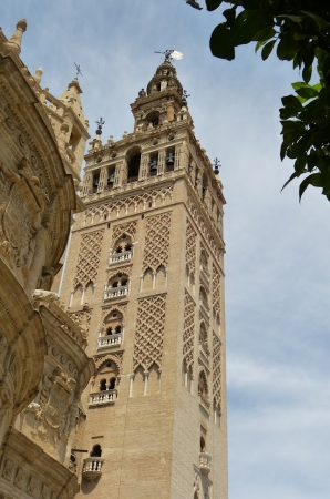 Zdjęcie z Hiszpanii - najsłynniejsza wieża Sewilli: La Giralda - górująca nad miastem katedralna dzwonnica