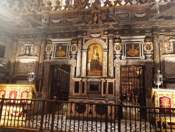 Zdjęcie z Hiszpanii - Za chórem warto zwrócić uwagę na ołtarz Virgen de los Remedios z obrazem z 1400 roku