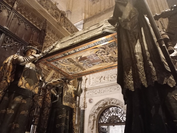 Zdjęcie z Hiszpanii - duże emocje wzbudza wspaniały grobowiec Krzysztofa Kolumba ze wzniesionym sarkofagiem który 