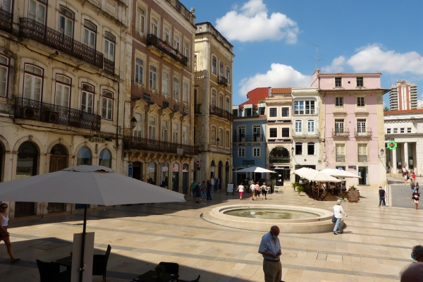 Zdjęcie z Portugalii - Plac 8 Maja , przy którym stoi ciekawa świątynia- kościół Św. Krzyża, w którym znajdują się