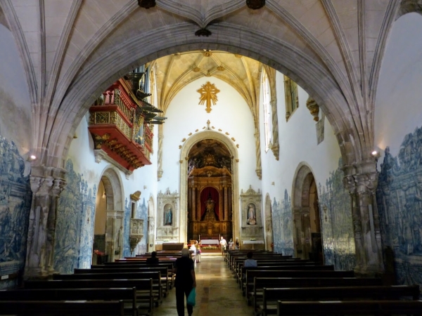 Zdjęcie z Portugalii - wnetrze typowo portugalskie z mnóstwem ceramiki azulejos na ścianach 
