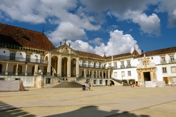Zdjęcie z Portugalii - istoria tego Uniwersytetu sięga XIII w; to potężny gmach, będący kiedyś Pałacem Królewskim(Paço Real