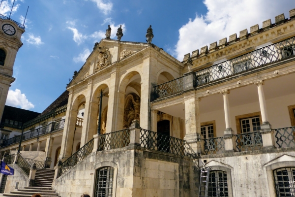 Zdjęcie z Portugalii - wielki dziedziniec, otoczony przez głównie XVI- wieczne budynki, bo Uniwersytet de Coimbra rozrastał
