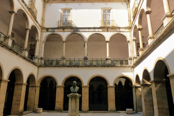 Zdjęcie z Portugalii - i jesteśmy na dziedzińcu wewnętrznym tej szacownej i nobliwej  Alma Mater
