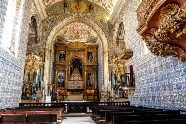 Zdjęcie z Portugalii - to XVI-wieczny zabytek ze wspaniałymi dekoracjami , organami i ceramiką azulejos na ścianach