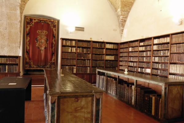 Zdjęcie z Portugalii - a to juz zwykłe regały biblioteczne na wydziale Prawa