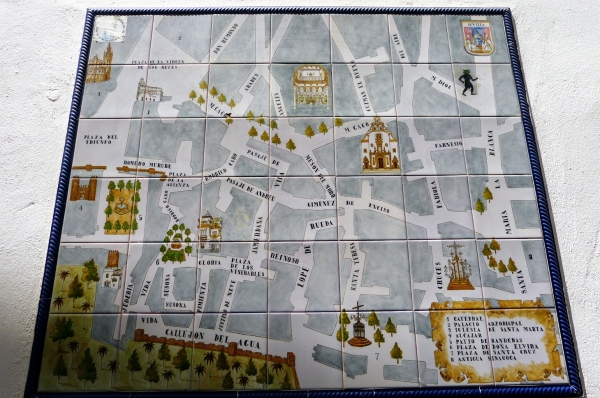 Zdjęcie z Hiszpanii - ceramiczna mapka pozwala zorientować się gdzie jesteśmy bez grzebania w telefonie:) 