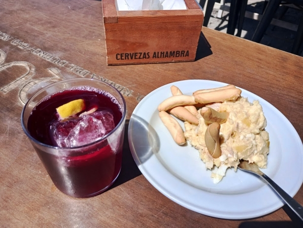 Zdjęcie z Hiszpanii - tu na południu Hiszpanii bardzo popularne jest słabe winko deserowe tzw Tinto de verano; jak sobie 