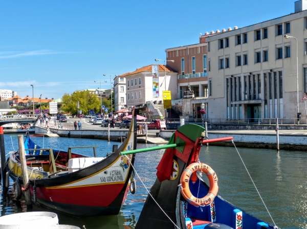Zdjęcie z Portugalii - pływanie moliceiros po kanałach Aveiro- to główna atrakcja tego miasteczka