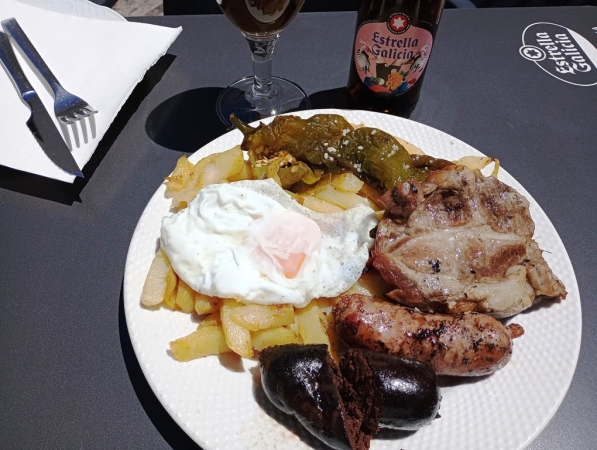 Zdjęcie z Hiszpanii - tutaj bardzo popularne są tzw;  platos tipicos, czyli "talerz lokalny" - ze wszystkim co się "akurat