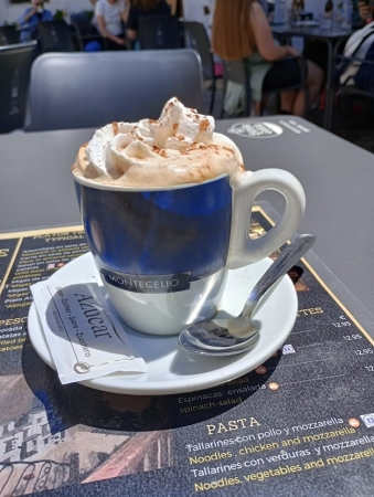 Zdjęcie z Hiszpanii - po jedzonku jeszcze deser; kawa z taką ilością bitej śmietany zdecydowanie robi za ciastko:)) 