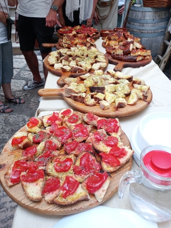 Zdjęcie z Włoch - no niby foccacia i bruchetta to nic nadzwyczajnego, ale jednak w duecie z tym chlebem to zaczarowany
