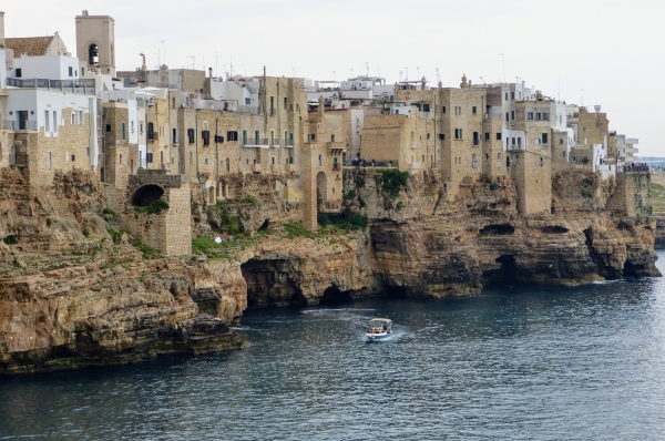 Zdjęcie z Włoch - Polignano Mare, malutkie apulijskie miasteczko wkomponowane w nadmorskich skałach 