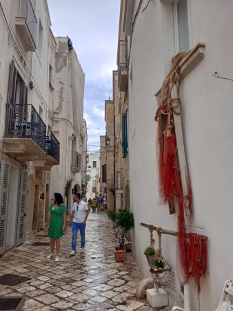 Zdjęcie z Włoch - uliczka prowadząca wprost na stare miasto w Polignano Mare