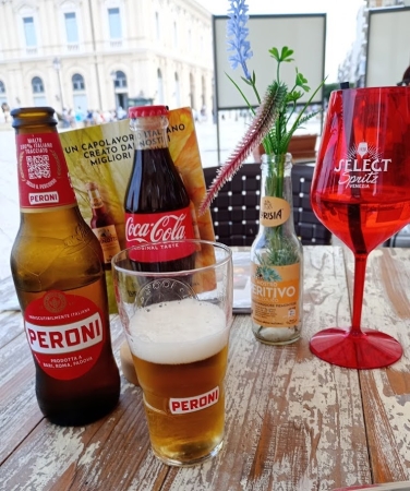 Zdjęcie z Włoch - przerwa na małe co nieco:) czyli kawka i piwko:) na wyjazdach to rzeczy obowiązkowe:) 