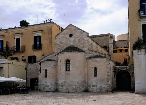 Zdjęcie z Włoch - chiesa della Vallisa przy Piazza del Ferrarese -  to prawdziwy 