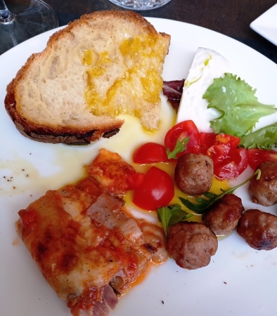 Zdjęcie z Włoch - kolejna przystawka- zapiekany ser, mini kotleciki mięsne, pomidorki, brucchetta