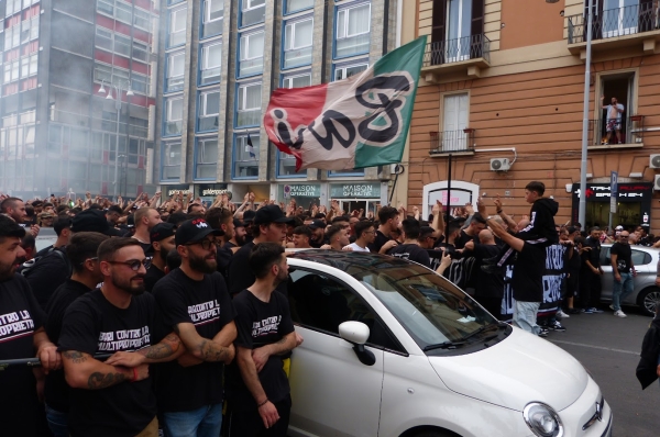 Zdjęcie z Włoch - nieoczekiwanie mamy tu dodatkową "atrakcję" czyli wielki protest i kupę huku! 