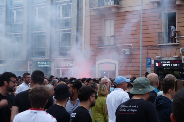 Zdjęcie z Włoch - widoki dosłownie zza knajpianego stolika; protestowali fani i kibice 
