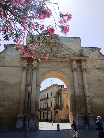 Zdjęcie z Włoch - do miasta wkraczamy bramą Porta Napoli powstałą w 1548 roku jako 