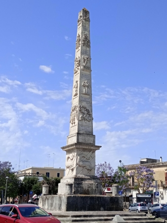 Zdjęcie z Włoch - obelisk z Lecce Znajduje się kilka metrów od Łuku Triumfalnego i pośrodku Alei Studentów; 