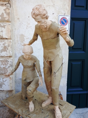 Zdjęcie z Włoch - wytwarzanie tych papierowych rzeźb ma w Lecce już bardzo długą tradycję, sięgającą XVII wieku, kiedy