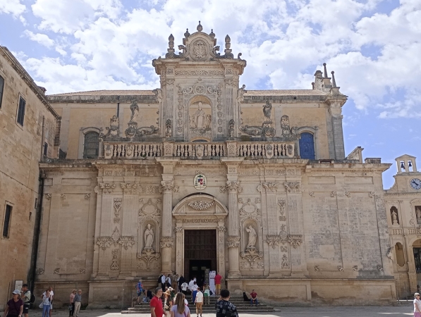Zdjęcie z Włoch - przy Piazza del Duomo-stoi wspaniały przykład baroku z lecce - katedra Wniebowzięcia NMP
