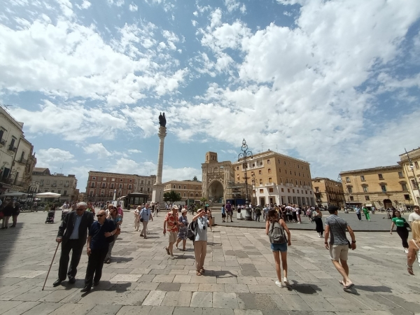 Zdjęcie z Włoch - główny plac miasta - Piazza Sant