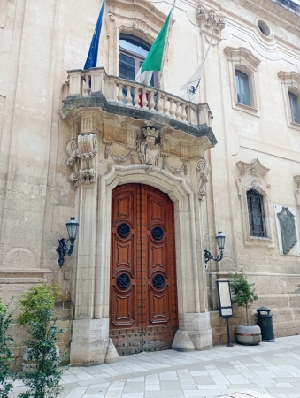 Zdjęcie z Włoch - opuszczamy wspaniałą bazylikę Santa Croce dalej podziwiając uroczy apulijski barok w Lecce; 