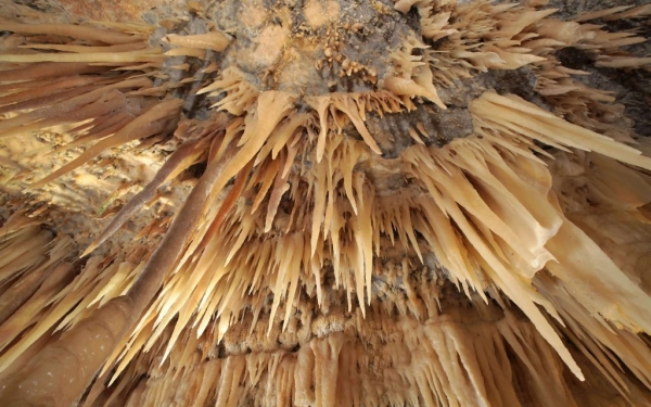 Zdjęcie z Włoch - "sopelki" jaskiniowe w La Grotte Bianka jaskiń Castellano 