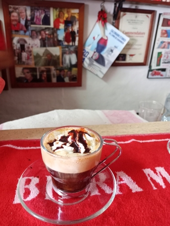 Zdjęcie z Włoch - nasze "caff? caldo al peperoncino" gotowe, więc idziemy na górny tarasik