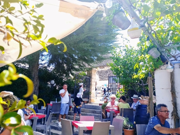 Zdjęcie z Włoch - dalszy czas wolny wykorzystujemy na mały lunch; idziemy do knajpki u samym sercu Alberobello