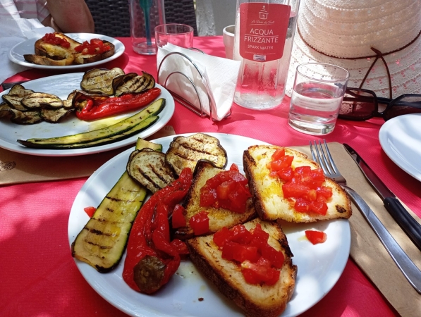 Zdjęcie z Włoch - zamawiamy lekkie przekąski- pyszne bruchetty z grillowanymi warzywkami 
