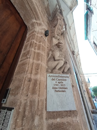 Zdjęcie z Włoch - w Palazzo Calo miesci się siedziba Arcybractwa Karminowego (Karminów) ; jest tablica