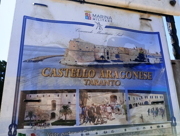 Zdjęcie z Włoch - Castelo Aragonese położony jest na samym końcu wyspy Isola del Borgo Antico w strefie Centro Storico