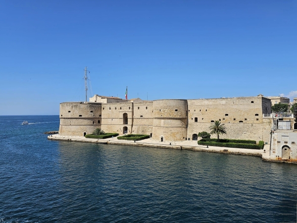 Zdjęcie z Włoch - od tej strony ładnie się prezentuje... i to tyle z Castello Aragonese di Taranto