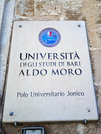 Zdjęcie z Włoch - Uniwersytet im. Aldo Moro w Tarencie jest Wydziałem Jońskim- filią uczelni z Bari